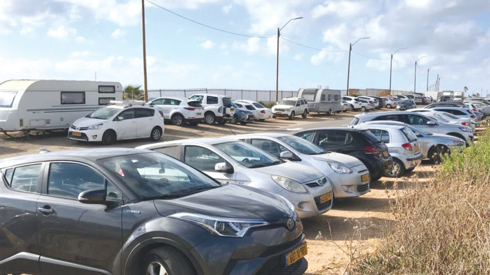 עומס מכוניות בחוף הצוק הדרומי