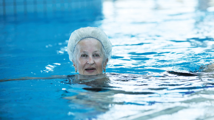 שחייה בבריכה