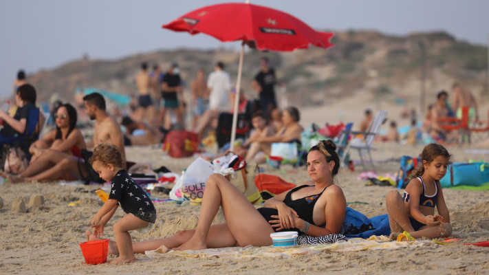 אנשים בחוף הים, אילוסטרציה (למצולמים אין קשר לנאמר בכתבה)