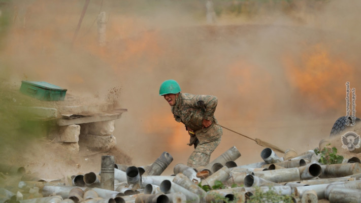 חייל ארמני בלחימה מול אזרבייג'ן (צילום:  Defence Ministry of Armenia/Handout via REUTERS)