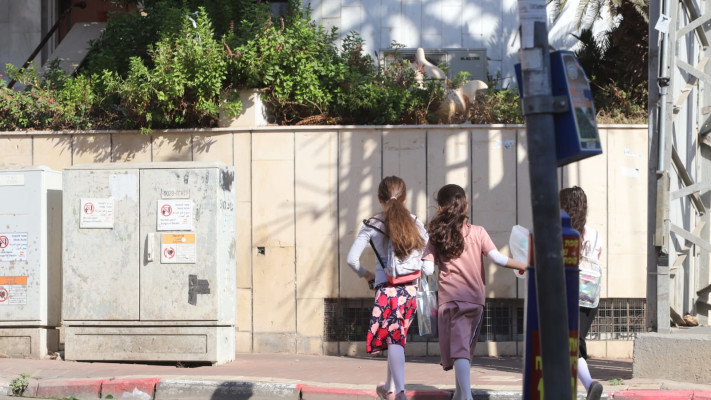 תלמידות חרדיות בדרך למוסד חינוכי (צילום: איתן אלחדז, TPS)