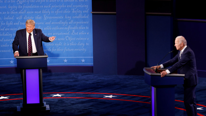 דונלד טראמפ וג'ו ביידן בעימות הראשון (צילום: REUTERS/Brian Snyder)