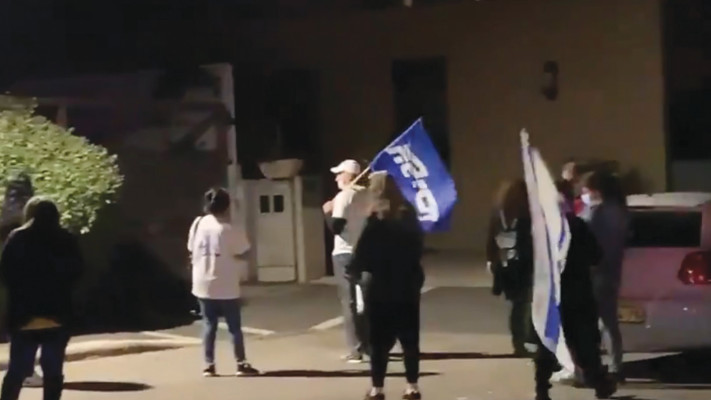 מפגינים מול בית משפחת פרקש