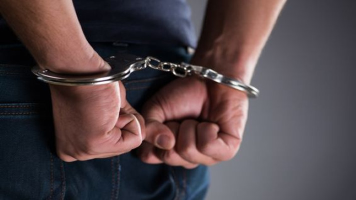 עצור בגין טענה לתקיפה ואונס (צילום: Shutterstock)