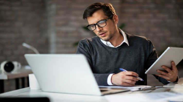 פרילנסר בעבודה