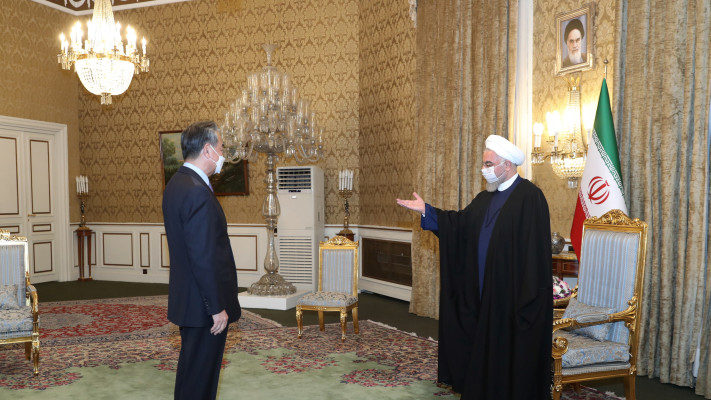 נשיא איראן חסן רוחאני עם שר החוץ של סין, וואנג יי, במעמד על חתימת ההסכם בין המדינות (צילום: Official Presidential website/Handout via REUTERS)