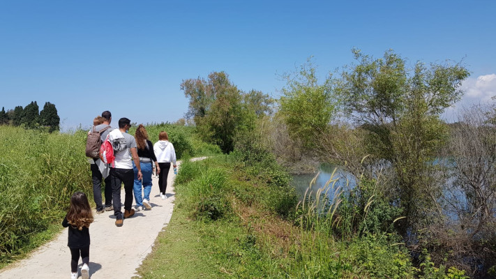 מטיילים בשמורת הטבע עין אפק