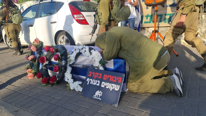 מפגינים בהר הרצל, כמחאה על יחס המדינה כלפי לוחמים הסובלים מפוסט טראומה (צילום: עמותת ההלם והקרב)