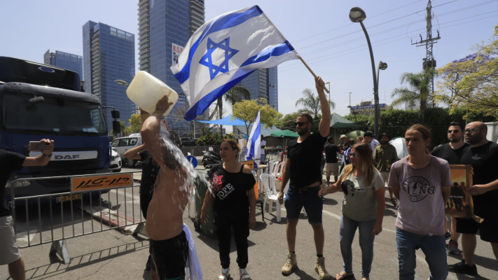 הפגנת פצועי צה''ל מקבוצת ''הלוחמים הבוערים'' מול בניין הועדות הרפואיות של אגף השיקום בפתח תקווה