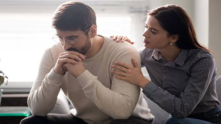 הבעל יזם את השלישייה אבל כעת הוא פגוע