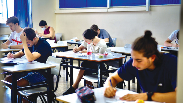 תלמידי תיכון בכיתה