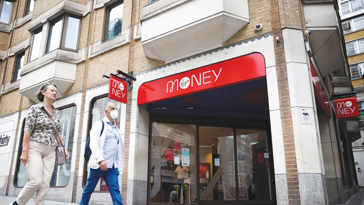 הולכי רגל בלונדון בזמן הקורונה