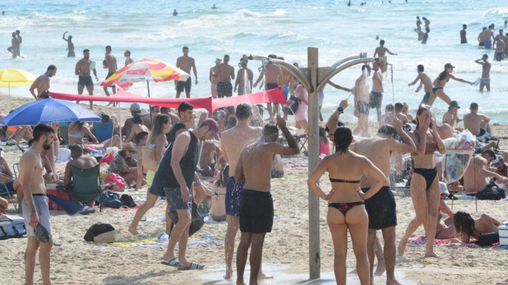 מזג אוויר לוהט בחוף תל אביב