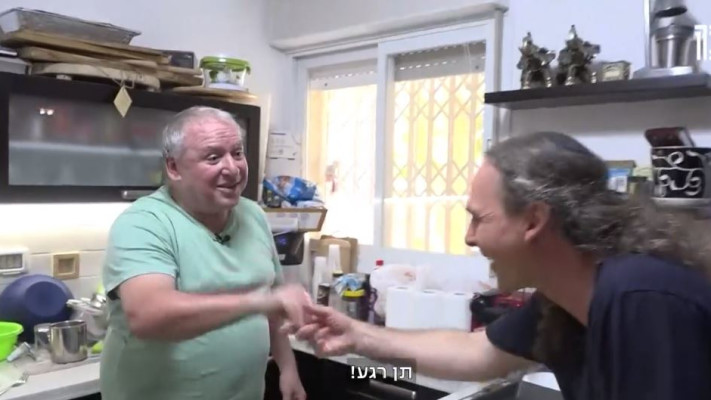 אבישי בן חיים מנשק את ידו של דודי אמסלם (צילום: צילום מסך חדשות 13)