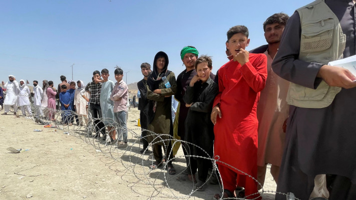 אפגנים מחכים בתור לפינוי בשדה התעופה בקאבול לאחר השתלטות הטליבאן