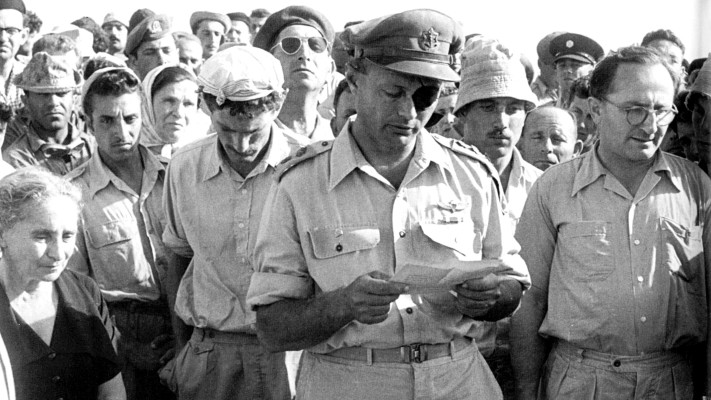 משה דיין בהלווייתו של רועי רוטברג