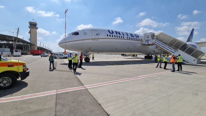 מטוס יונייטד איירליינס נחת בנתב''ג (צילום: דוברות רשות שדות התעופה)