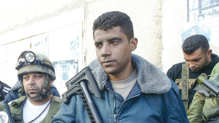 זכריה זביידי ברחובות ג'נין (צילום: נאסר אשתייה, פלאש 90)