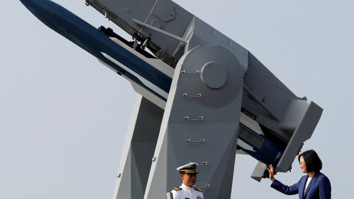 נשיאת טייוואן ליד מערכת הגנה אווירית ברקע המתיחות מול סין