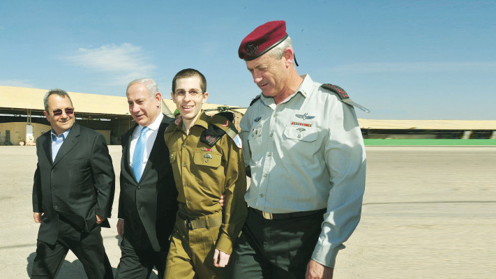 גלעד שליט עם נתניהו, ברק וגנץ ביום שחרורו (צילום: אבי אוחיון, לע''מ)