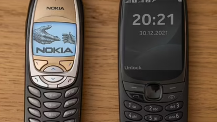 מימין טלפון הנוקיה החדש, לעומת השמאלי בן ה-20
