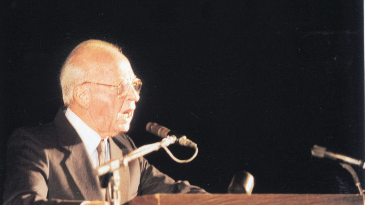 יצחק רבין ז''ל בעצרת השלום (צילום: נאור רהב)