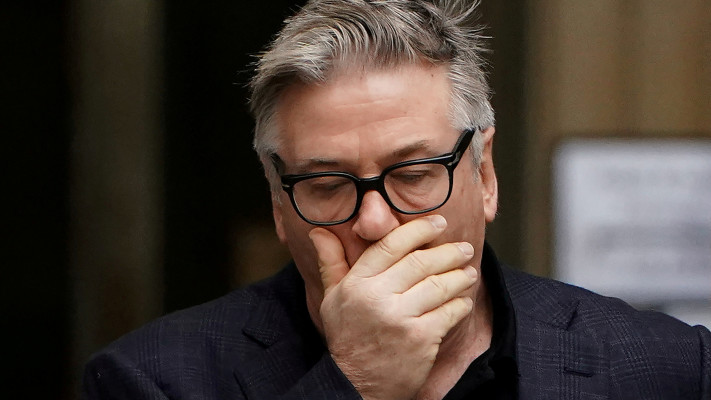 אלק בולדווין מחוץ לבית המשפט בניו יורק (צילום: רויטרס)