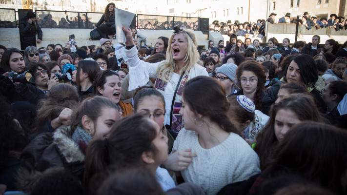נשות הכותל בתפילה בכותל המערבי