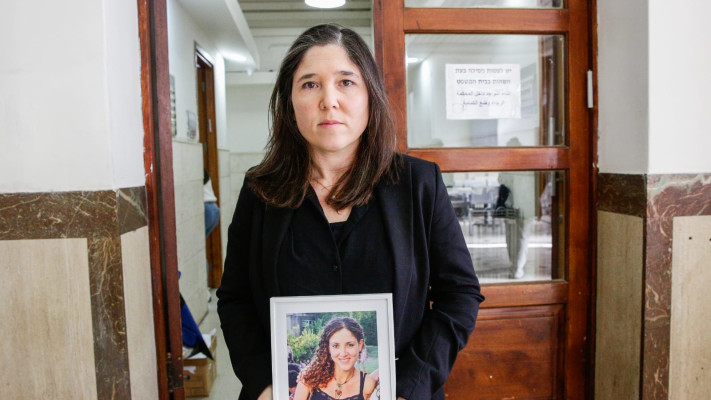 לילי בן עמי עם תמונתה של מיכל סלה ז''ל