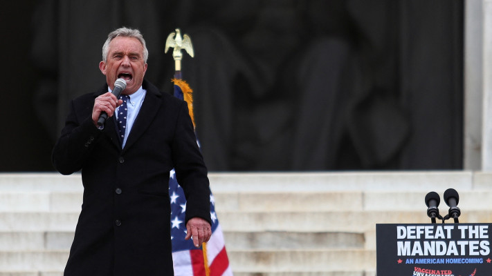 רוברט קנדי ג'וניור בהפגנה נגד חיסוני הקורונה