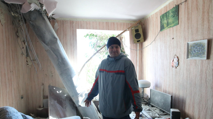 תושב חרקיב בהריסות בביתו לאחר הפצצה של צבא רוסיה (צילום: רויטרס)