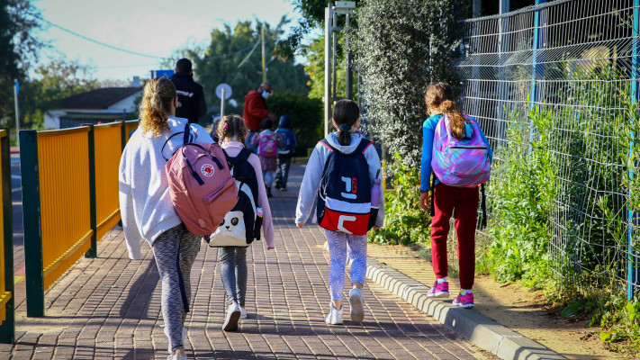 ילדים הולכים לבית ספר (צילום: יוסי אלוני, פלאש 90)