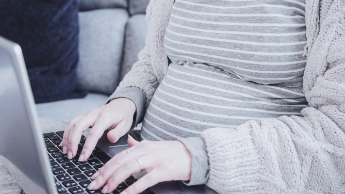 אישה בהריון עובדת (אילוסטרציה)