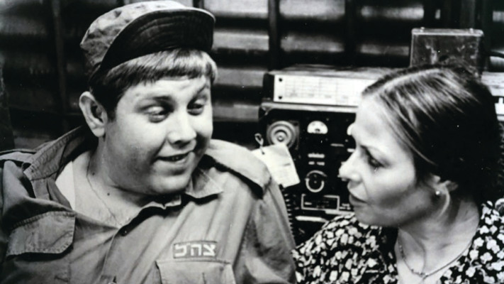 צחי נוי וגילה אלמגור בצילומי הסרט ''אמי הגנרלית'', 1979