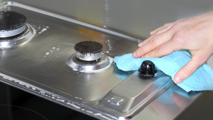 כך תנקו את הכיריים