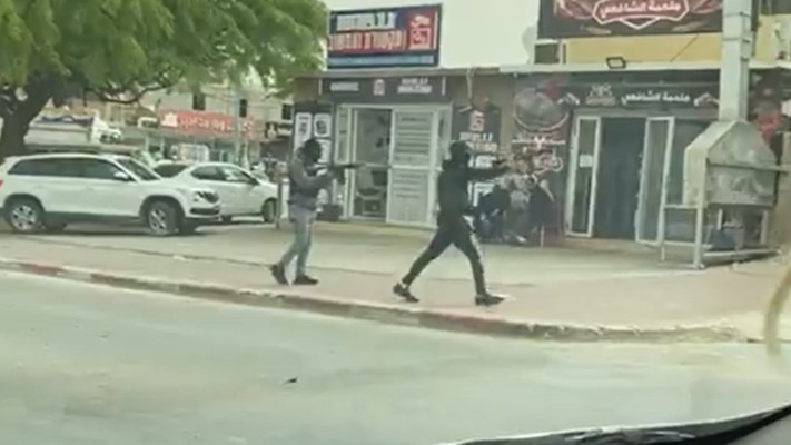 רעולי פנים יורים לעבר בתי עסק ברהט