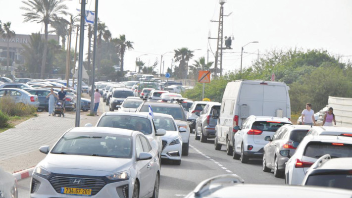 עומסי תנועה כבדים בדרך לחופי הצוק בתל אביב (צילום: אבשלום ששוני)