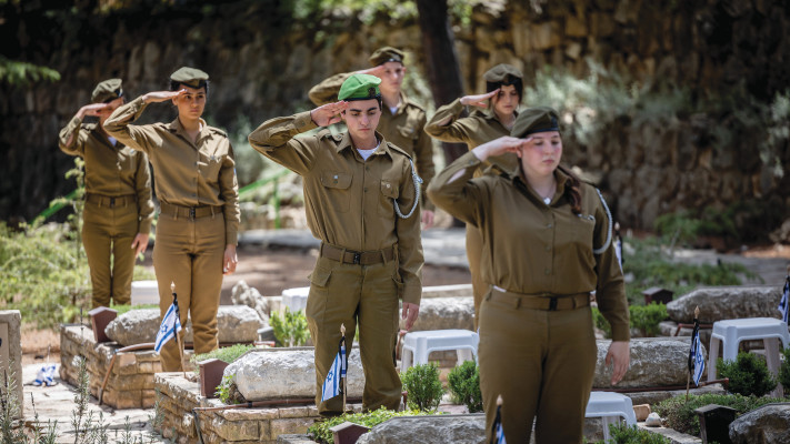 חיילי צה''ל ניצבים ליד מצבות חללים