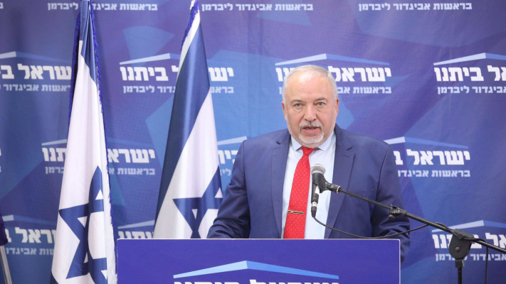 שר האוצר אביגדור ליברמן בפתח ישיבת הסיעה (צילום: מרק ישראל סלם)