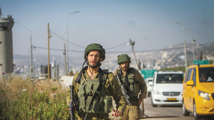 חיילים סמוך למחסום חווארה (צילום: נאסר אישתיה, פלאש 90)