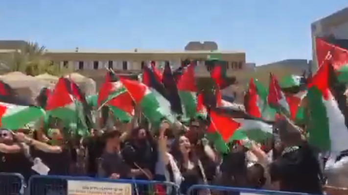 דגלי פלסטין באוניברסיטת בן גוריון (צילום: רשתות ערביות)