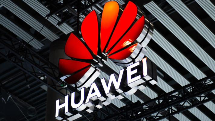 נכנסת בדלת האחורית. Huawei