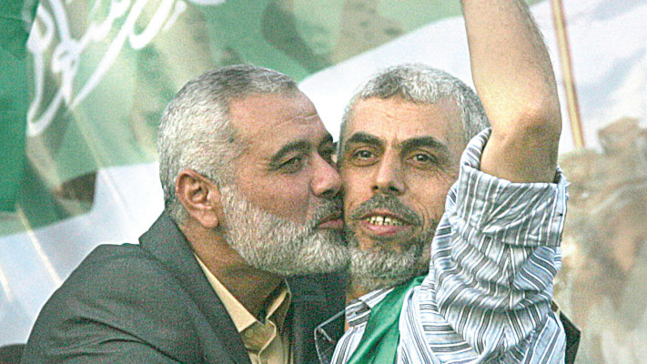 יחיא סינוואר לאחר השחרור עם איסמעיל הנייה