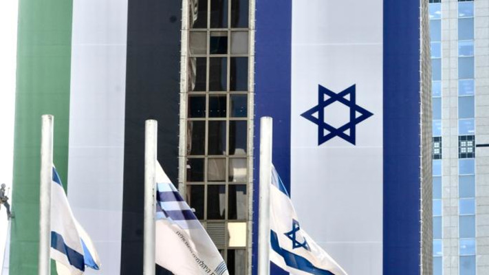דגלי ישראל ופלסטין באזור הבורסה ברמת גן (צילום: אבשלום ששוני)