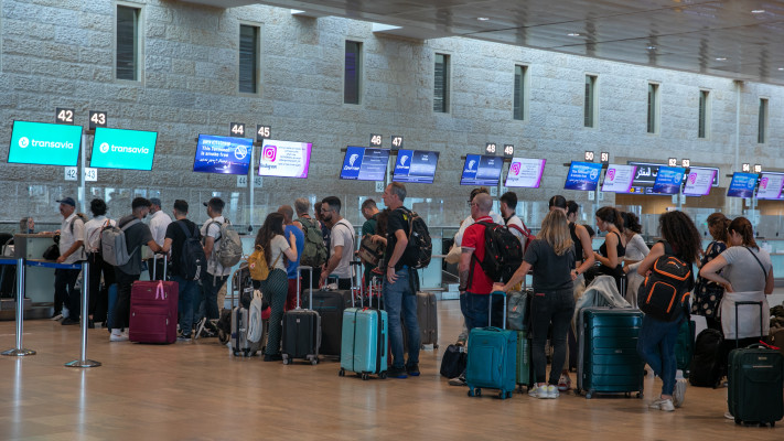 תורים ארוכים בנתב''ג (למצולמים אין קשר לנאמר בכתבה)