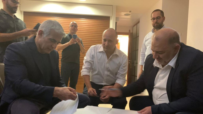 לקראת שידור חוזר? מנסור עבאס, נפתלי בנט ויאיר לפיד לאחר החתימה בכפר המכביה