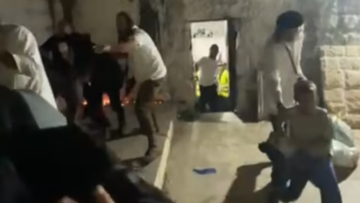 פינוי הפצועים אחרי הירי בקבר יוסף