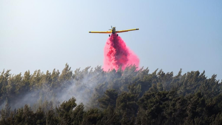 מטוס כיבוי בשריפה במנרה בגליל העליון