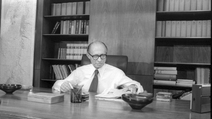 מנחם בגין רה''מ בלשכה (צילום: יעקב סער לע''מ)