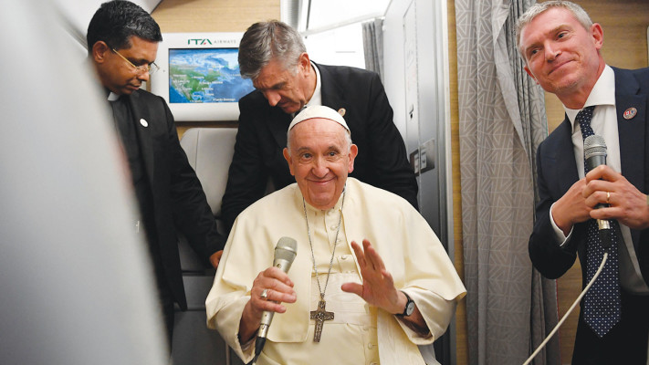 האפיפיור פרנציסקוס במסיבת העיתונאים (צילום: רויטרס)
